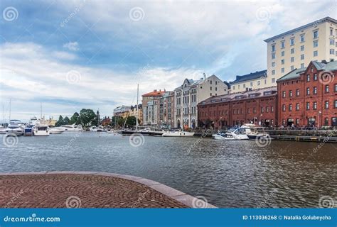 Las Naves Y Los Yates Amarraron En El Puerto Helsinki Finlandia Foto