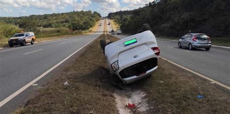 Carro Capota E Vai Parar No Canteiro Central Da Mg R Dio Santana