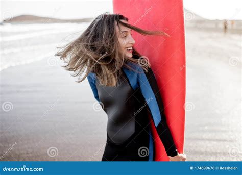 Jonge Surfer Met Surfplank Op Het Strand Stock Foto Image Of Pret