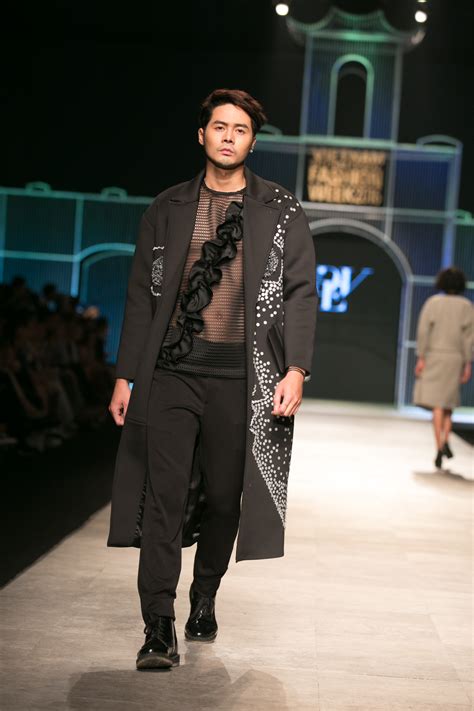 Hot girl Hà Lade tái xuất sàn catwalk Hoàng Thùy làm vedette trong đêm