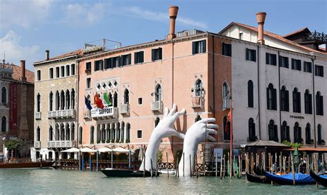 Venezia Mani Su Ca Sagredo La Scultura Di Lorenzo Quinn