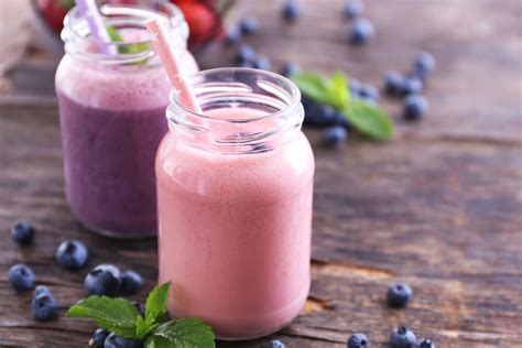 Leckerer Milchshake Mit Erdbeeren Blaubeeren Und Vanilleeis