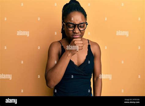 Mujer Afroamericana Con Cabello Trenzado Usando Ropa Y Gafas Informales