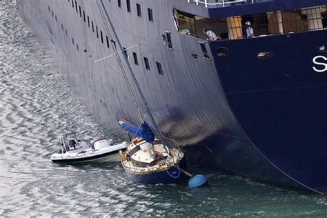 Video: Cruise ship crashes into four yachts in Dartmouth, England ...