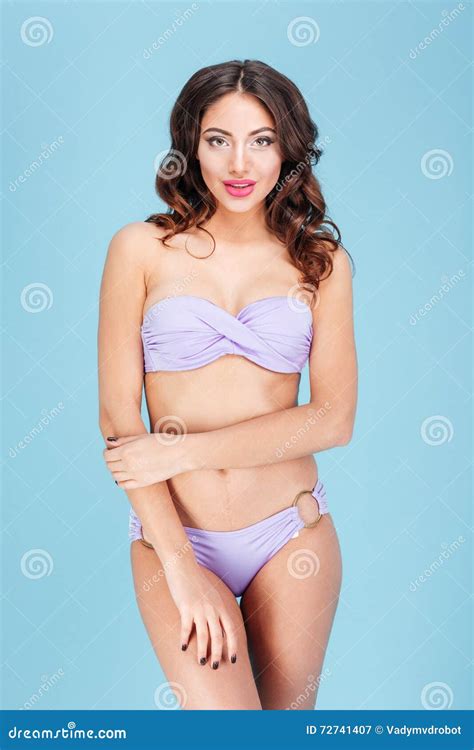 Belle Fille Sexy De Brune Posant Dans Un Maillot De Bain Image Stock