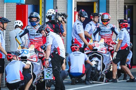 バイク好きのf1王者ハミルトンがmotogpチームを買収するとのうわさ。早ければ2025年から参戦か Autosport Web