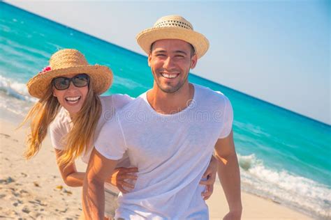 Hermosa Pareja Joven Disfrutando De Las Playas M S Maravillosas Del