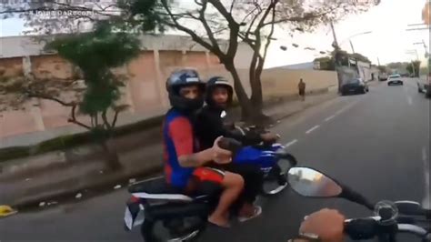 Motociclista Grava Momento Em Que Assaltado E Agredido No Rio De