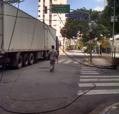 Caminhão arrasta fios danifica poste e derruba semáforo em cruzamento