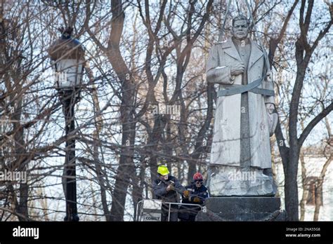 Los Trabajadores Municipales Desmontan Un Monumento Al General Del