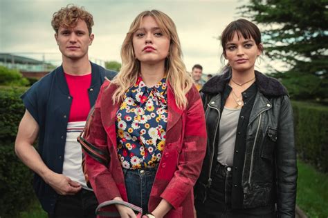 Photo Aimee Lou Wood Emma Mackey dans la saison 3 de la série Sex