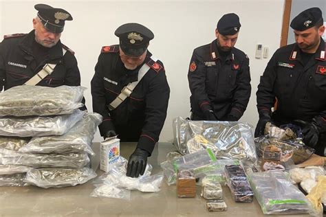 Castellammare Blitz Al Rione Savorito Droga E Armi Nelle Pareti Tre