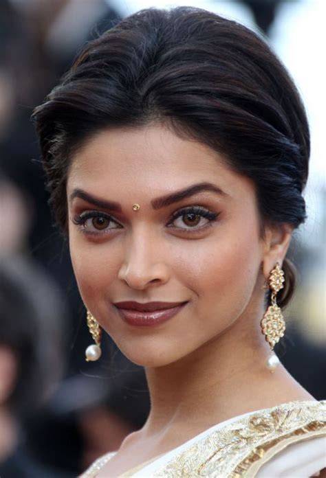 Deepika Padukone Sexy Hot Images In Saree Spicy Ammayi