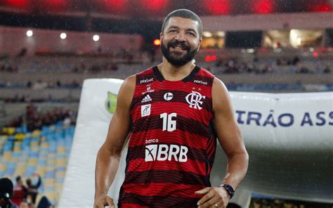 Olivinha se declara ao Flamengo anúncio da camisa de bicampeão