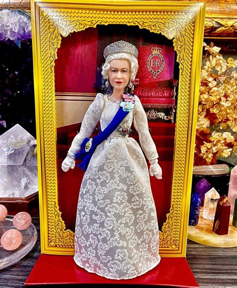 Barbie Signature HCB96 Queen Elisabeth II Doll Queens Platinum Jubilee