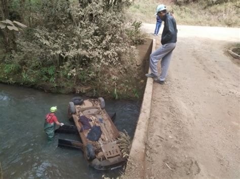 Carro Ocupado Por Tr S Pessoas Sai Da Pista Capota E Para Em Rio No