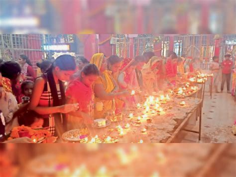 देवी मंदिरों व पूजा पंडालों में मां दुर्गा की पूजा के लिए अहले सुबह से