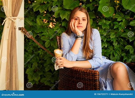 Jolie Femme Assise Sur Une Chaise En Paille Avec De La Glace Image