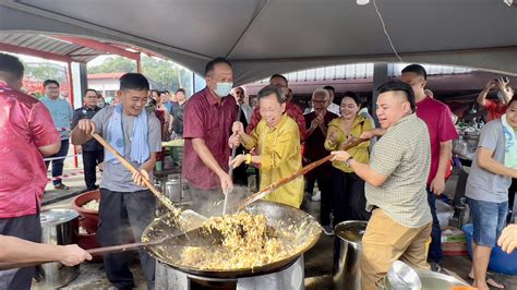 Quaint Siniawan Old Bazaar Comes Alive With Chap Goh Mei Street Procession