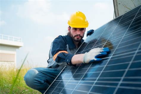 Um Engenheiro El Trico Est Inspecionando Uma C Lula Solar Que Foi