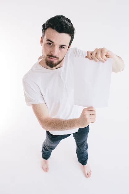 Hombre Barbudo Que Sostiene Una Hoja De Papel Blanco En Blanco Foto