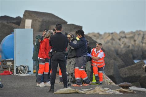 Llega Un Cayuco Con Personas A El Hierro