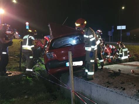 Koszmarny wypadek Rybniku Auto uderzyło w fundament pod wieżę Eiffla