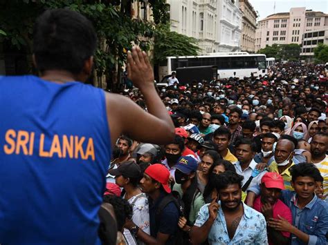 Sri Lankan Protesters Party In The Presidents Mansion As He Flees The