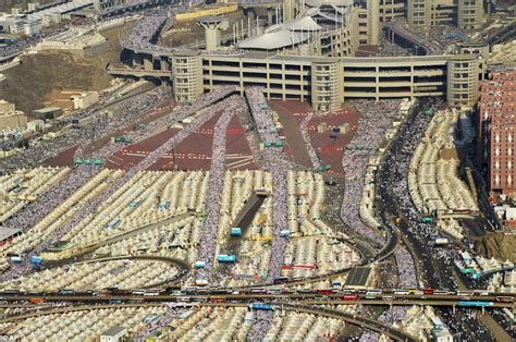 Muslim Hajj Stampede Near Mecca Leaves 700 People Crushed To Death In Saudi Arabia Daily Mail