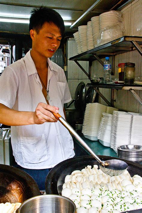 Life on Nanchang Lu: Shanghai Street Food #24 Potsticker Dumplings: Guotie 锅贴