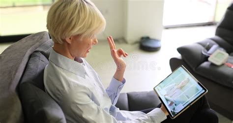 Femme Blonde Parle à Un Médecin Sur Appel Vidéo Via Gadget Clips Vidéos Vidéo du médical