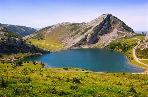 El Lago Enol En Los Picos De Europa Asturias