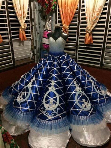 Родители не могли арендовать для дочери выпускной наряд, и её выручил ...