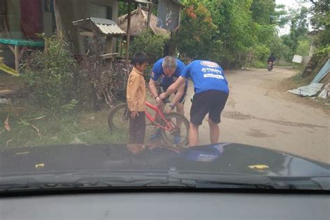 Foto Kisah Mekanik Pata Yamaha Wsbk Perbaiki Sepeda Anak Di Mandalika