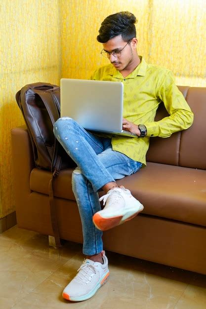 Hombre De Negocios Indio Sonriente Usando Computadora Port Til Foto