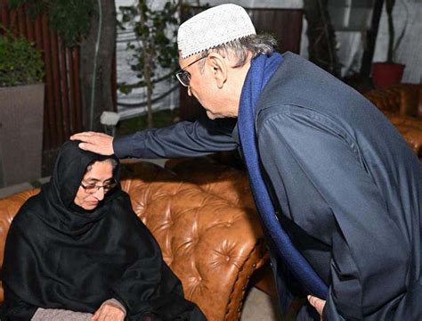 President Of Pakistan Asif Ali Zardari Pays Condolence To Martyrs