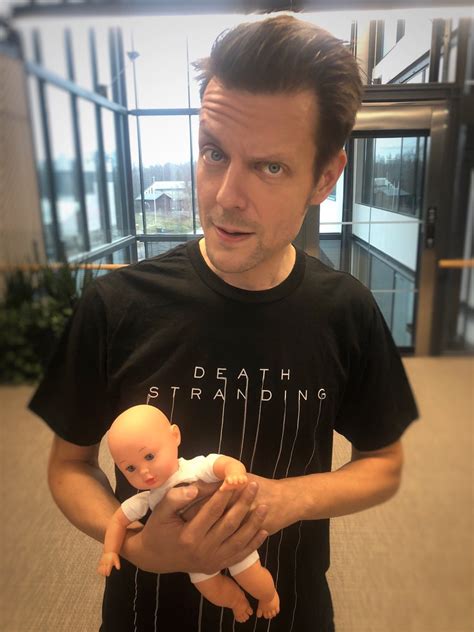 Remedy Posta Foto De Sam Lake Com Camiseta De Death Stranding