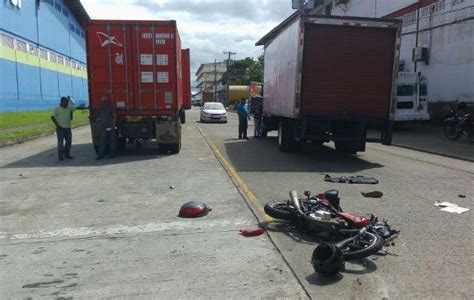 Conductor de motocicleta se estrella contra camión Panamá América