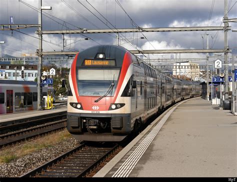 Sbb Triebzug Rabe Unterwegs Auf Der S Nach Lausanne Bei Der