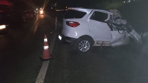 Carro conduzido por adolescente bate de frente caminhão na PR 239