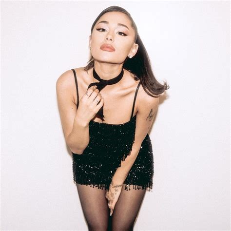 Ariana Grande desativa Twitter após ser alvo de ataques de haters