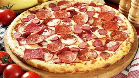 Kenar Dolgulu Sucuklu Pizza Tarifi Pizza Tarifleri Nefis Yemek