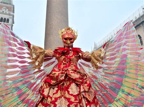 Persona Disfrazada Para El Carnaval De Venecia Con Traje De F Nix