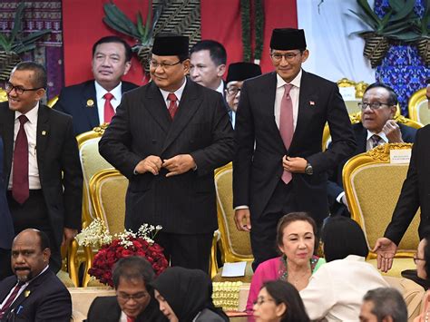 senyum prabowo sandiaga  pelantikan jokowi maruf tagar
