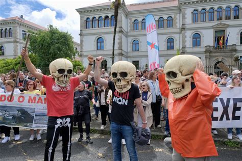 Milhares Protestam Em Santiago De Compostela Contra Projeto Da