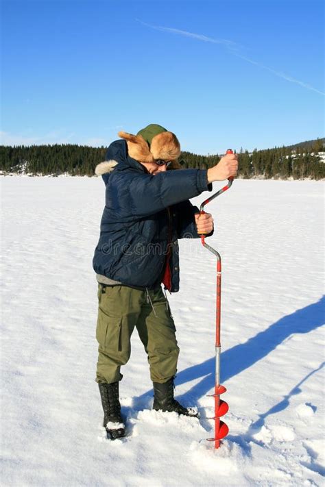 Equipamento De Pesca Do Gelo Foto De Stock Imagem De Neve Furo