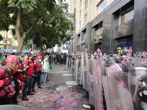 La Verdadera Historia Detrás De La Policía Llorando Durante La Marcha