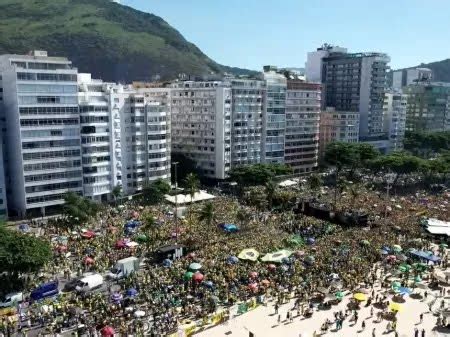 Manifestação de Bolsonaro no RJ reúne milhares de apoiadores em defesa