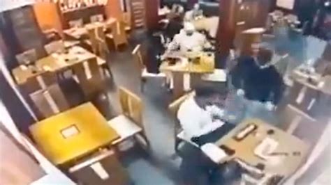 En 40 Segundos Sujetos Armados Robaron Un Restaurante En Cumbayá