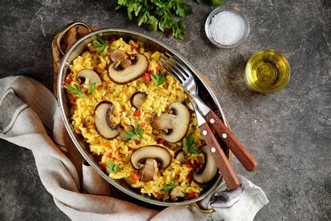 Risotto Met Champignons Verse Kruiden En Parmezaanse Kaas Stock